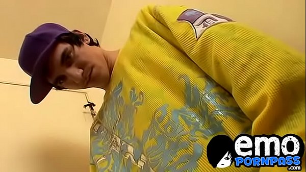 Dieser sexy Schwule versohlt seinem Affen ganz alleine im Badezimmer den Hintern