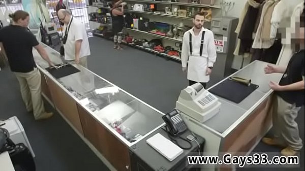 直男他妈的同性恋年轻男同和裸体黑光 xxx 这家伙