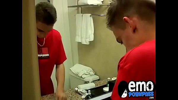 Braunhaarige Schnuckel spielen mit seinem wilden Fickstock-Solo