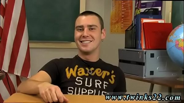 Sesso in galleria gay Il giovane giovane dai capelli scuri Justin Giles si siede a