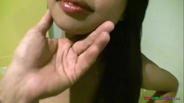 Chica joven conoce una polla extranjera