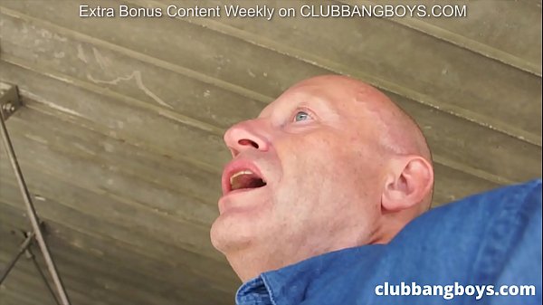 Bất ngờ thú vị dành cho Walter: 3 người cởi trần với 2 món đồ chơi con trai!!