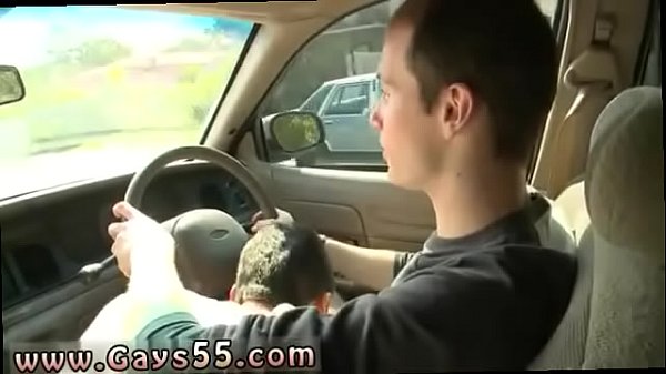 Rapazes gozando em público e menino adolescente protuberante gay esticado com