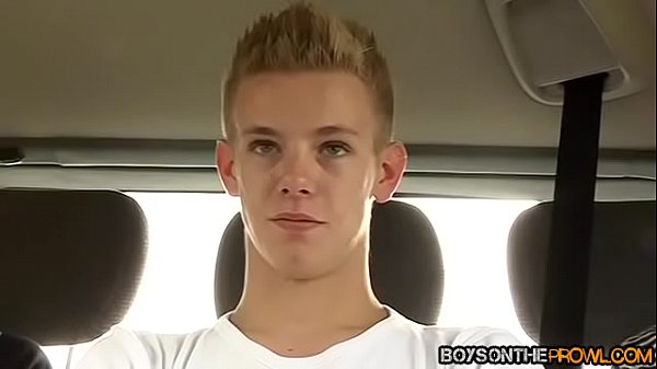 Josh Hancock schnappt sich zwei große Schwänze und beglückt sie