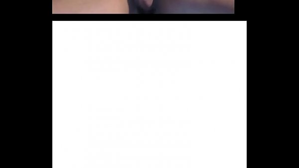 Un bel ragazzo si masturba il cazzo