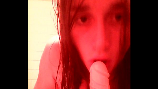 Dünne Teenager-Sissy reitet Dildo und Deepthroats