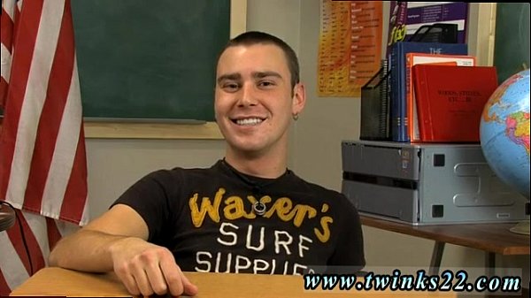 Uomini orgasmo secco porno gay Il giovane giovane dai capelli scuri Justin Giles si siede