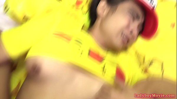 Ladyboy Pokemon Yoyo senza preservativo