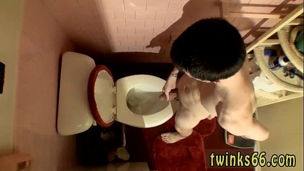 Twink video Con pollas rociando orina en el recipiente, uno de nuestros