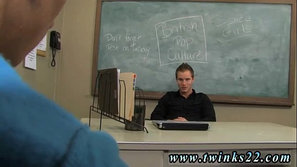 Der jüngste schwule Twink-Tube Adrian Layton spielt harmlos, wenn er erwischt wird