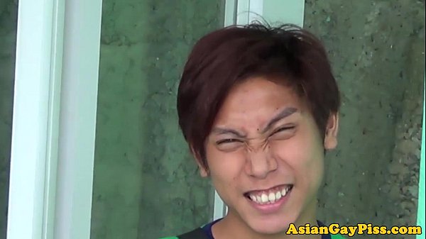 Ragazzi asiatici che bevono pipì, leccano e succhiano