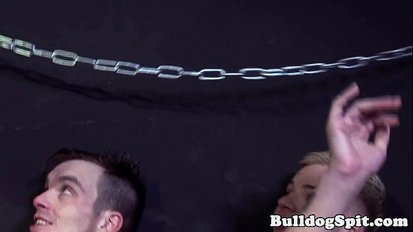 Belle troie bondage britanniche dietro le quinte