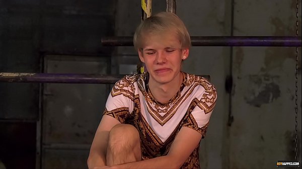 Twink Sky Heet ha fatto gola dopo il gioco anale bondage