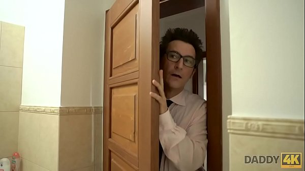 PAPÀ4K. Il sesso con la fidanzata di classe del figliastro porta il padre sporco a un bell'orgasmo