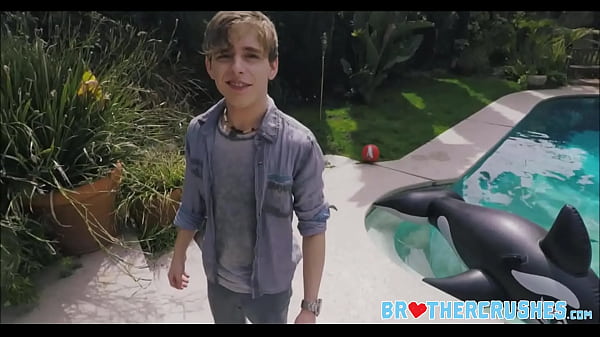 Twink Step Brother ensinando sexo a três com dois Jock Step Brothers mais velhos na piscina