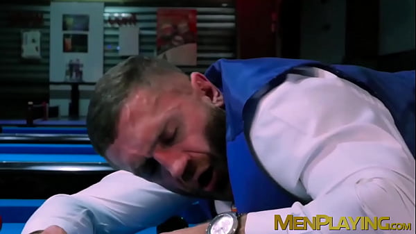 Fusto in abito di classe martellato dopo essere stato schiaffeggiato con un cazzo