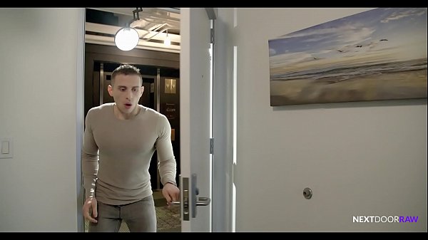 NextDoorRaw Dante a surpris un beau mec en train de se branler dans sa voiture et veut du sexe brut