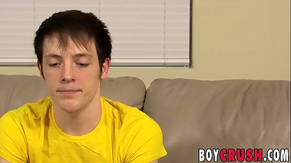 Der flexible Schnuckel wichst seinen großen Schwanz richtig hart