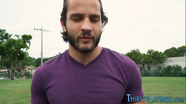 Bareback reitender Latino-Bär wird facialisiert