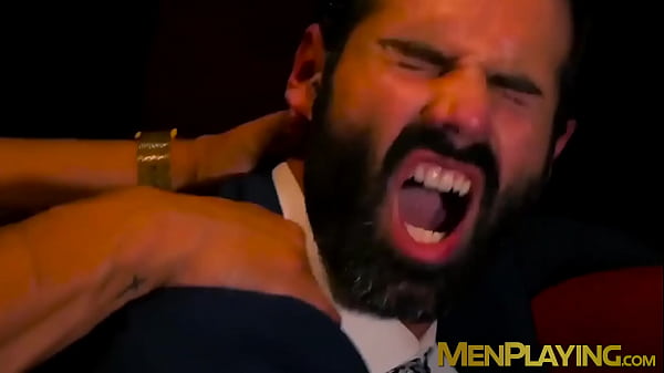 Un uomo d'affari si fa sfondare il culo stretto dal fidanzato