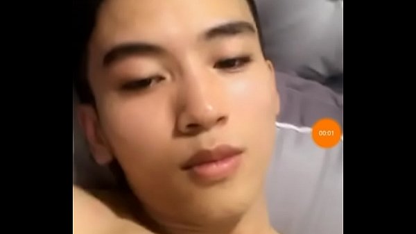 Il bel ragazzo mostra il suo volto