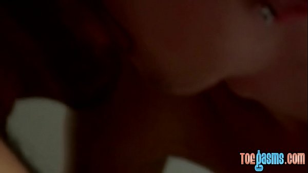 Twink comiendo pollas lamiendo las suaves suelas de sus amigos