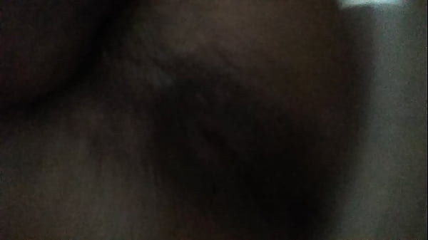 खूबसूरत गांड को 7 इंच लंबी मोमबत्ती से मसला गया