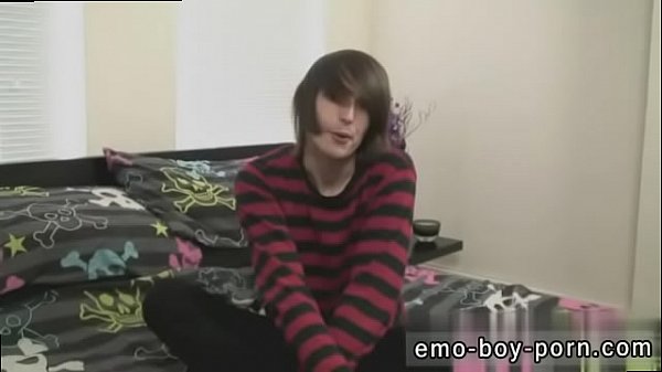 Des adolescents emo nus gays pour la première fois, Mikey Red, un camarade emo chaud, n'a jamais