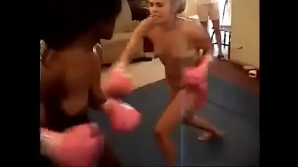 Sammi vs Carmen boxe in topless