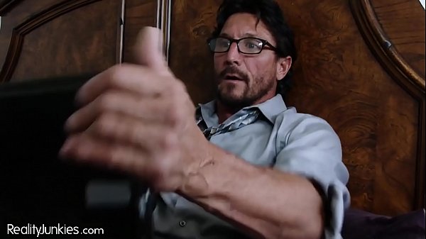 J'ai surpris mon beau-père en train de branler sa bite sur du porno pour adolescents !