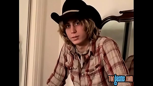 Twinkie flaco se burla con los pies y se masturba solo