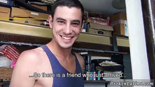 Banana guía latino y estrella porno gay masculina de pelo largo con eso apagado,