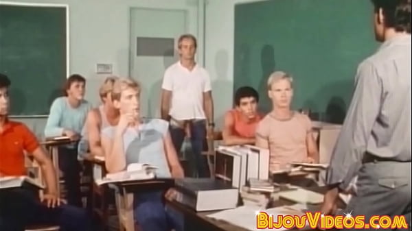 Des étalons gays vintage baisent à cru jusqu'à ce que du sperme chaud éclate