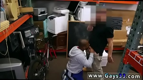 Desnudez pública masculina gay Chico desesperado hace cualquier cosa por dinero