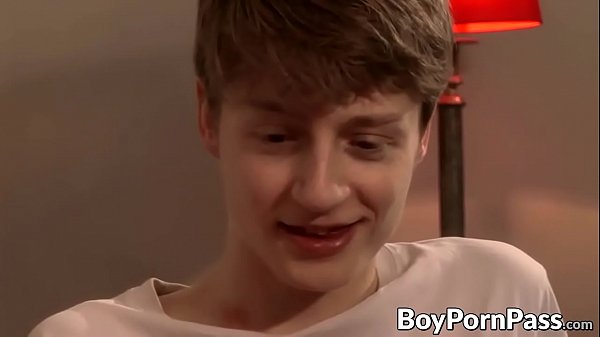 बिगडिक बॉटम'_s टाइट बट होल को आकर्षक ट्विंक द्वारा पटक दिया गया