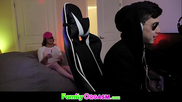 FamilyOrgasm – Nervige Stiefschwester fickt lieber ihren Stiefbruder, als Hausaufgaben zu machen – Juan El Caballo Loco, Kenzie Madison