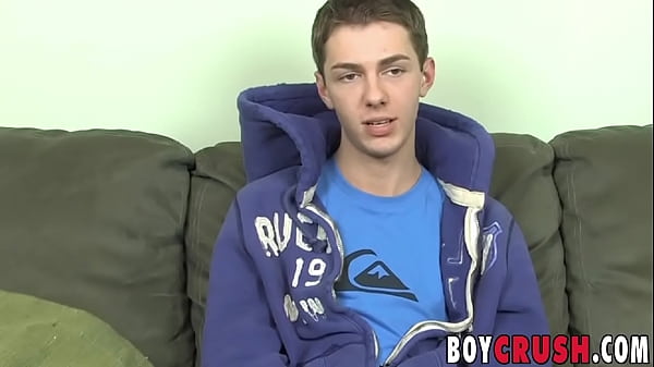 Il ragazzo con i piercing ai capezzoli Keith Conner si masturba da solo