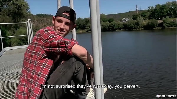 Behaarter Schnuckel spritzt auf die Brust des Interviewers, während er von seinem dicken Schwanz in den Arsch gerammt wird - BigStr