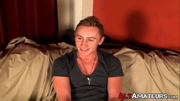 Geiler alternativer Jock holt sich stöhnend seinen dicken Schwanz