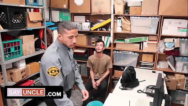 Poliziotto del centro commerciale sospettato &quot_Adesso ti solleticherò il culo dall'interno&quot_