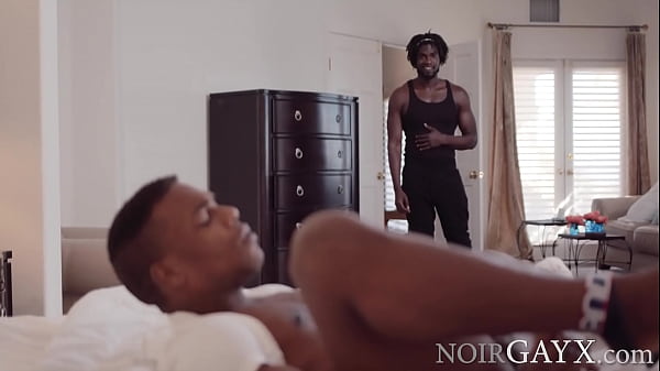 Novio harto engaña a su novio desordenado - Adrian Hart, Devin Trez