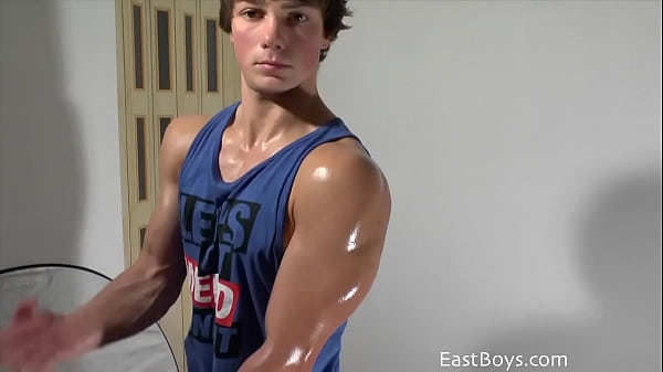 पोज़िंग और फ्लेक्सिंग - जॉन ट्रेमोंट