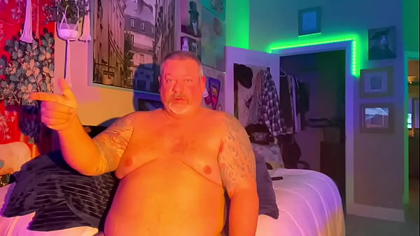 Der Trainer des dicken Mannes spritzt so gut mit freier Hand ab