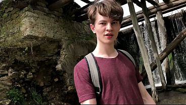 Heißer Adonis wichst seinen großen Schwanz (23 cm) an einem öffentlichen Ort in der Nähe des Damms/Teenagers