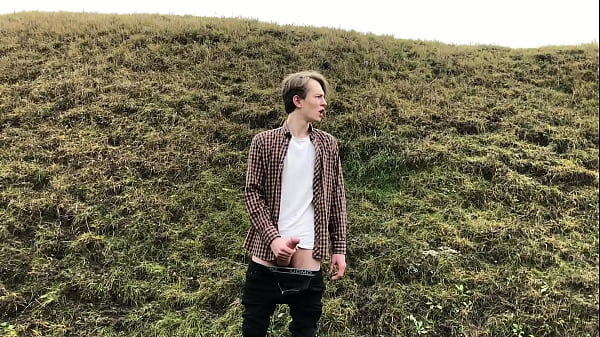 Geiler JUNGE mit RIESIGEM SCHWANZ (23 cm) beim Wichsen im Freien bei kaltem Wetter