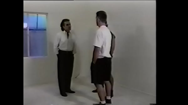 Deux gars veulent acheter une maison et ils ont demandé à l'agent immobilier de sélectionner les variantes appropriées, ils n'ont pas pu s'empêcher de faire l'amour là-bas pendant que l'agent immobilier s'absentait pendant un moment