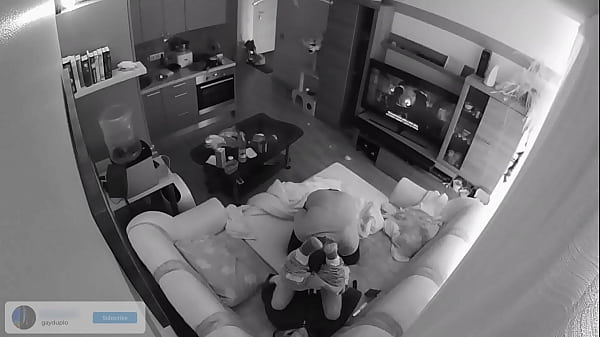 RAGAZZI SCOPERTI A RIMMING E ALLEVAMENTO SU CAM NASCOSTA!