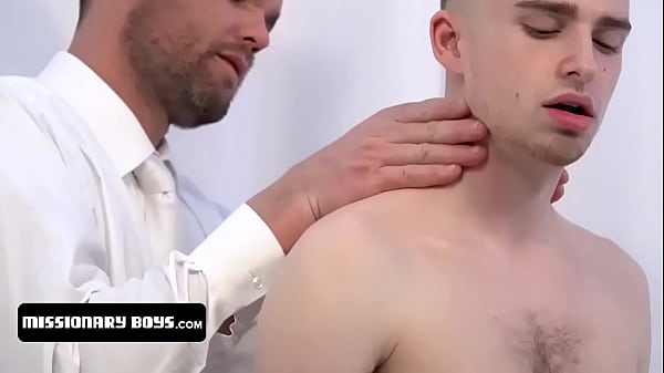 Präsident Jesse Zeppelin trifft zwei ältere Jungen im Ritualraum, um ihre Loyalität gegenüber dem Orden zu testen