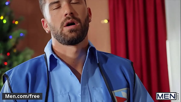 (Chris Damned) spuckt auf (Tannor Reeds) Arschloch fingert es, bevor er es mit seinem Schwanz dehnt - Männer