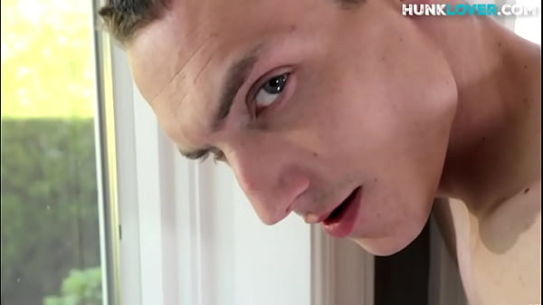 L'atleta amatoriale mostra il corpo e si gode la masturbazione indoor